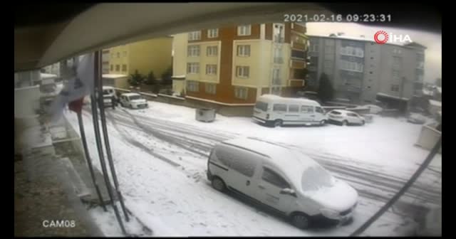 Kartal’da park halindeyken kayan lüks otomobili durdurmak için mahalleli seferber oldu