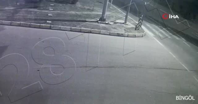 Kaza anları kamerada, yol kenarındaki kadın son anda kurtuldu