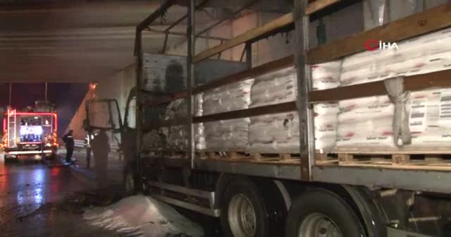 Kuzey Marmara Otoyolunda kimyasal yüklü kamyon alev alev yandı