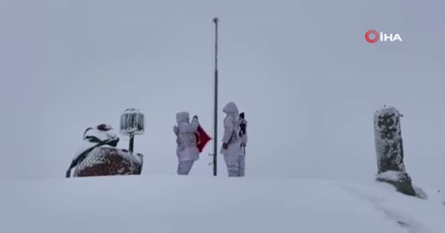 Mehmetçikten gururlandıran bayrak değişimi