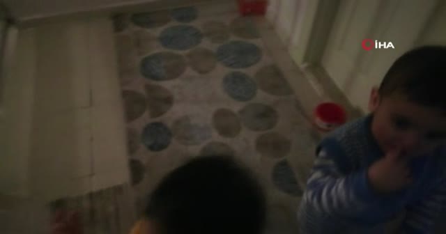 Minik ikizlerin kapı açma numarası şoke etti