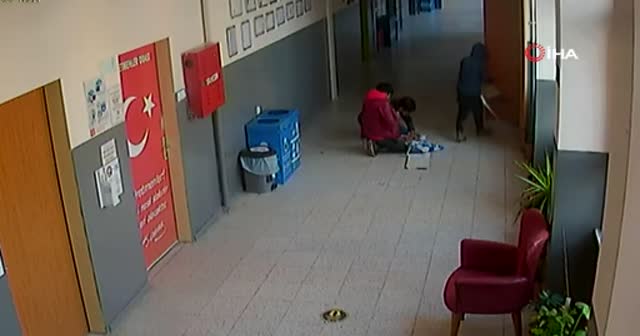 Okulda saklanan 3 çocuk, paraları alıp örümcek adam gibi kaçtı