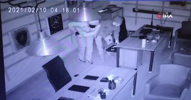 Oto galeriden çaldıkları yarım milyonluk aracı geri getirdiler