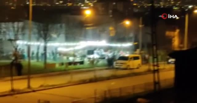 Pes dedirten manzara...Koronavirüsü hiçe sayıp sokak düğünü düzenlediler