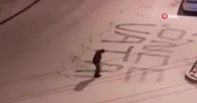 Polis memuru vatan sevgisini karla kaplı yola yazdı