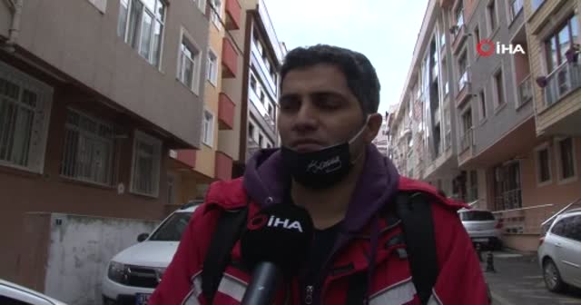 Sokak köpeklerini sinirlendirip kendini ısırttırıyor