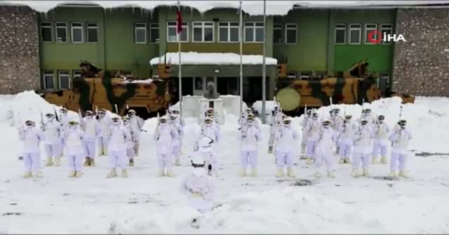 Tunceli'de jandarma komandolardan "Her yerde ben varım" mesajı