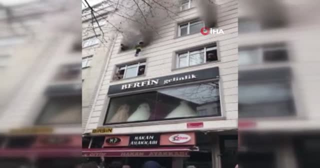 Yangında mahsur kalan çocukları camdan atarak kurtardılar