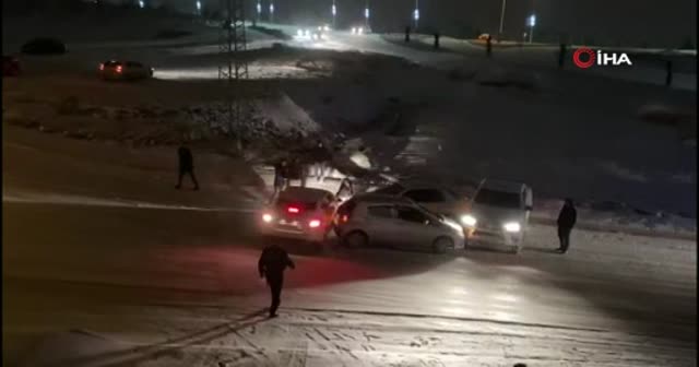 Yol değil adeta buz pisti! Rampada kayan araçlar birbirine böyle çarptı