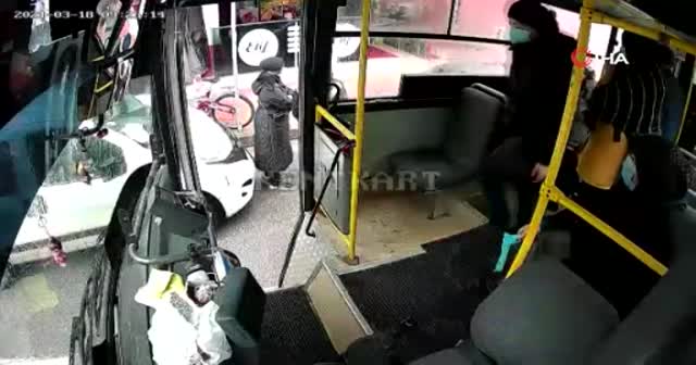 "Durak ilerde" diye uyaran otobüs sürücüsünü böyle darp etti
