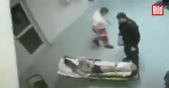 Almanya'da faşizm: Sağlık görevlisinden sedyedeki Suriyeliye yumruk
