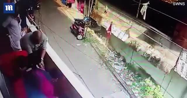 Ayağından yakaladı, düşerek ölmekten kurtardı