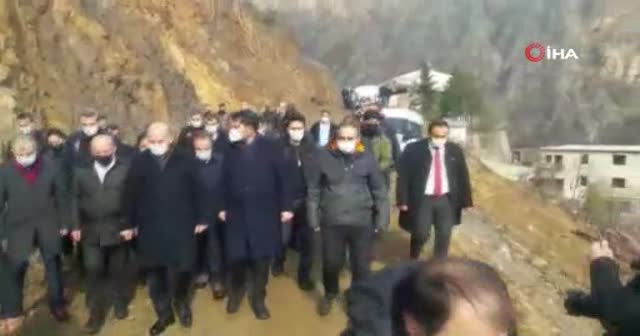 Bakanlar Soylu ve Kurum 60 hanenin yandığı Dereiçi köyünde