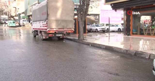 Başkent'te vinç park halindeki iki otomobili biçti