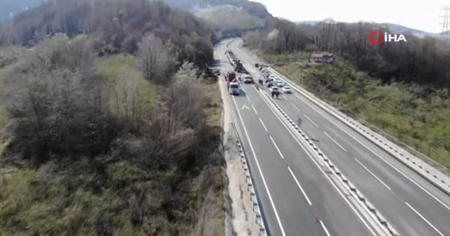 Batı Karadeniz bağlantı yolunda heyelan meydana geldi