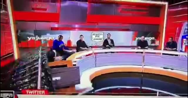 Canlı yayında dekor, spor yorumcusunun üzerine düştü
