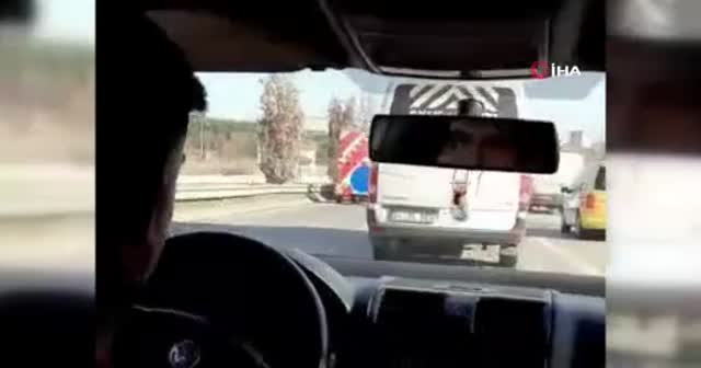 Çekmeköy’de trafik terörü: Son ses müzikle tempo tutup, makas atarak ilerledi