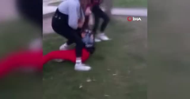 Genç kızların acımasız kavgası kameraya yansıdı