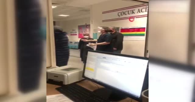 Hasta yakını ile sağlık çalışanı arasındaki tartışma anbean kameralara yansıdı