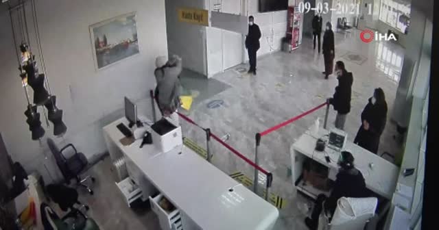 Hastanede sağlık çalışanına saldırı anı güvenlik kamerasında