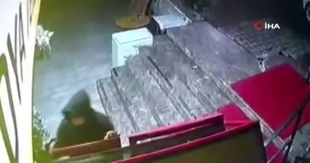 Hırsızları engellemeye çalışan esnaf, aracın altında kalmaktan son anda kurtuldu