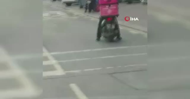 Husumetli iki grup arasındaki silahlı çatışma kameralara yansıdı
