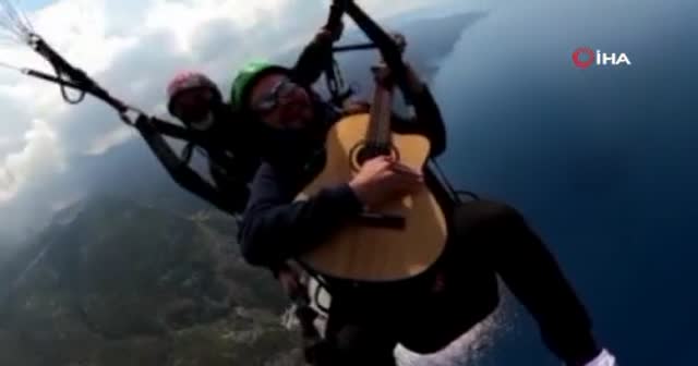 İki bin metrede gitarla uçtu