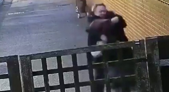 İngiltere’de hamile kadını kafasına yastık kılıfı geçirerek darp etti