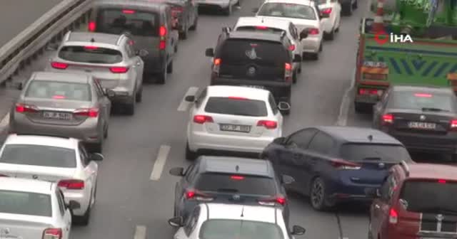 İstanbullu 'Evde Kal'madı, trafik durma noktasına geldi