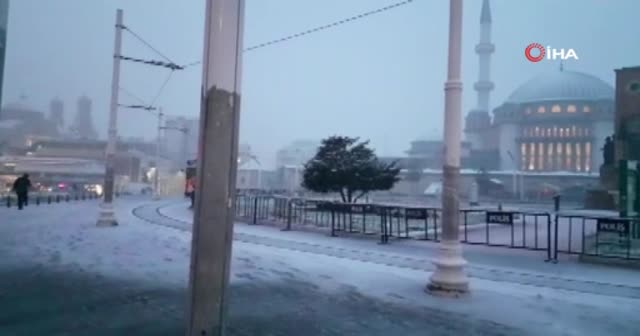 Kar yağışı nedeniyle İstanbul'da trafik durma noktasına geldi