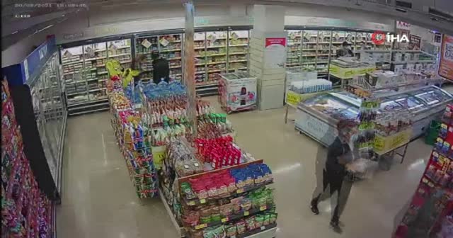 Karı-koca alışveriş yapıyor gibi hırsızlık yaptı, kutuya doldurup kaçarken yakalandı