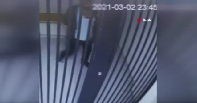 Kodeste tiyatro!  "Polis dövdü" dedi, foyasını güvenlik kamerası ortaya çıkardı