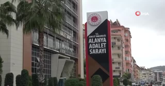 Otelden çaldığı eşyaları çuvala koyup sırtlarken kameralara yakalandı