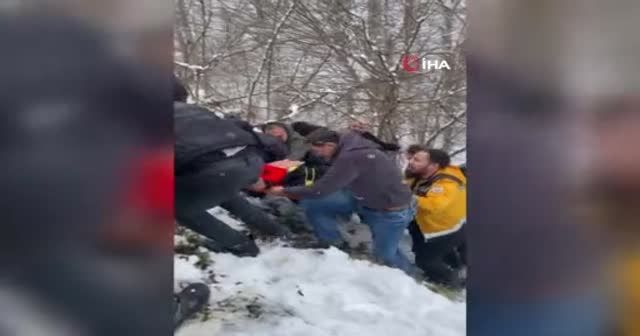 Otomobil uçuruma uçtu, yaralı halatlarla kurtarıldı