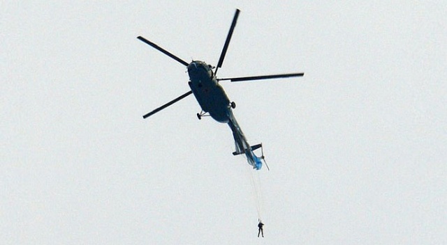 Paraşüt takıldı, Rus asker helikopterde asılı kaldı