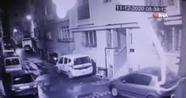 Pencere korkuluklarından tırmanıp eve giren hırsız kamerada