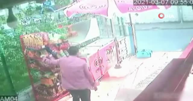 Rüzgarla ilerleyen cips standı, peşine market sahibini de taktı