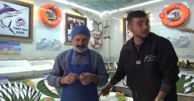 Sağlıklı diye çiğ balığın üzerini limonu sıkıp yiyor