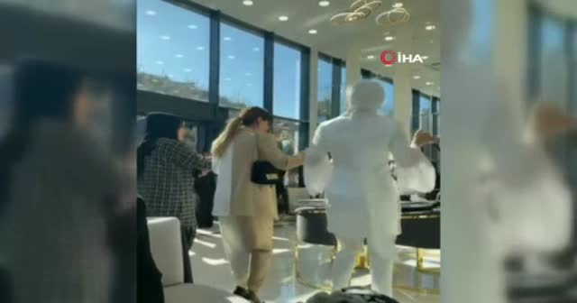 Sosyal medya fenomenlerinden koronavirüs halayı