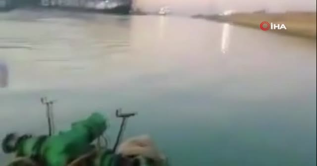 Süveyş Kanalı'nı tıkayan gemi kısmen hareket ettirildi