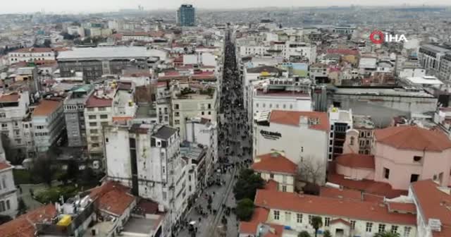 Taksim ve İstiklal Caddesi'nde dikkat çeken yoğunluk