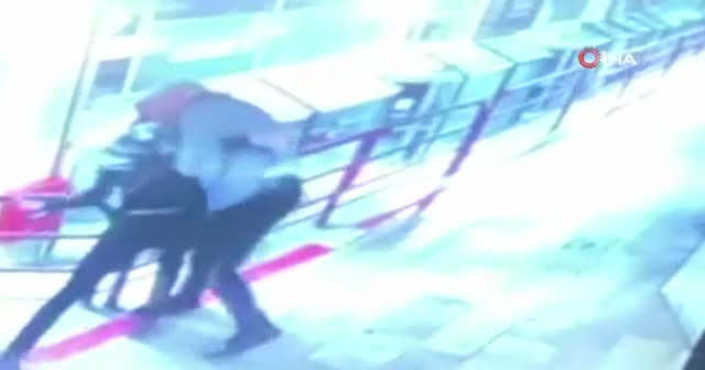 Tartıştığı esnafı 12. kattan aşağı attı, o anlar kamerada