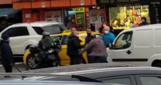 Trafikte sürücüler arasında tekmeli kavga