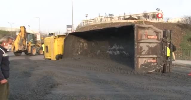 Ümraniye’de beton yüklü kamyon devrildi: Trafik durma noktasına geldi