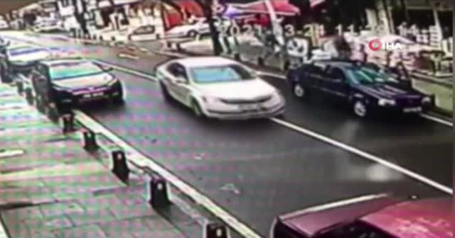 Ümraniye'de dehşet anları: Kaput üstünde metrelerce sürüklendi