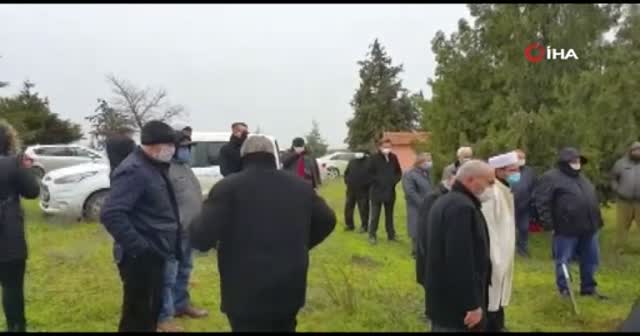 Ünlü sanatçı Cem Adrian son yolculuğunda babasını yalnız bırakmadı