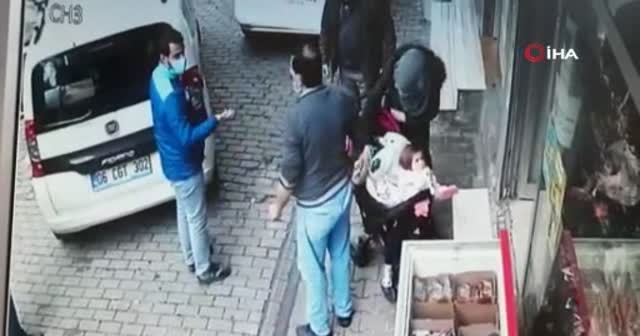 Yürekleri ağza getiren görüntü! Bebek arabasının düştüğünü gören araç son anda durdu