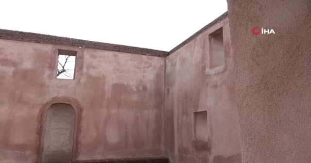 613 yıllık caminin minaresi böyle yıkıldı...Yeni caminin duvarı var çatısı yok