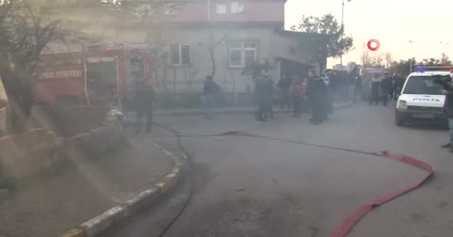 Ataşehir’de çatıları saran alevler, mahalleliyi sokağa döktü