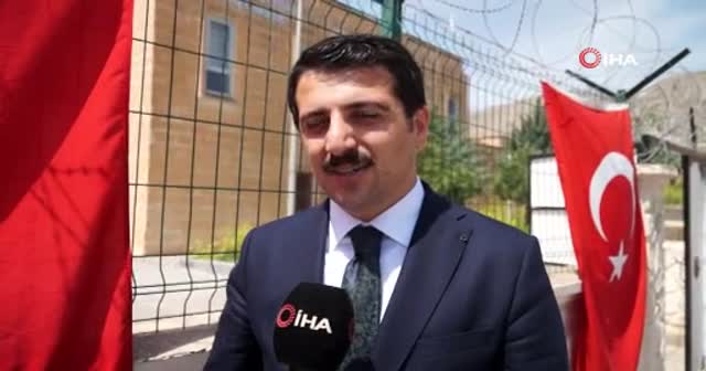 Bakan Soylu'dan Türk bayrağını öpen çocuklara sürpriz